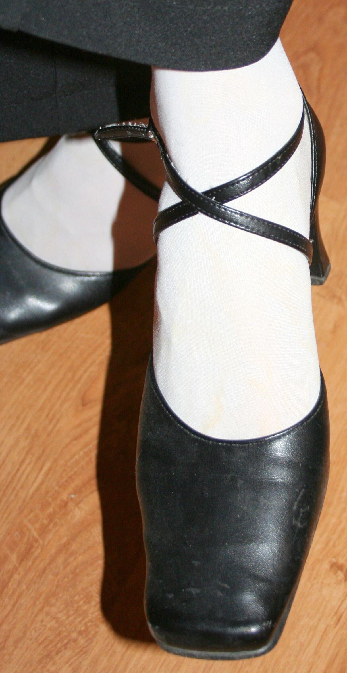 Beine in Strumpfhosen mit Spermaspuren in den Schuhen