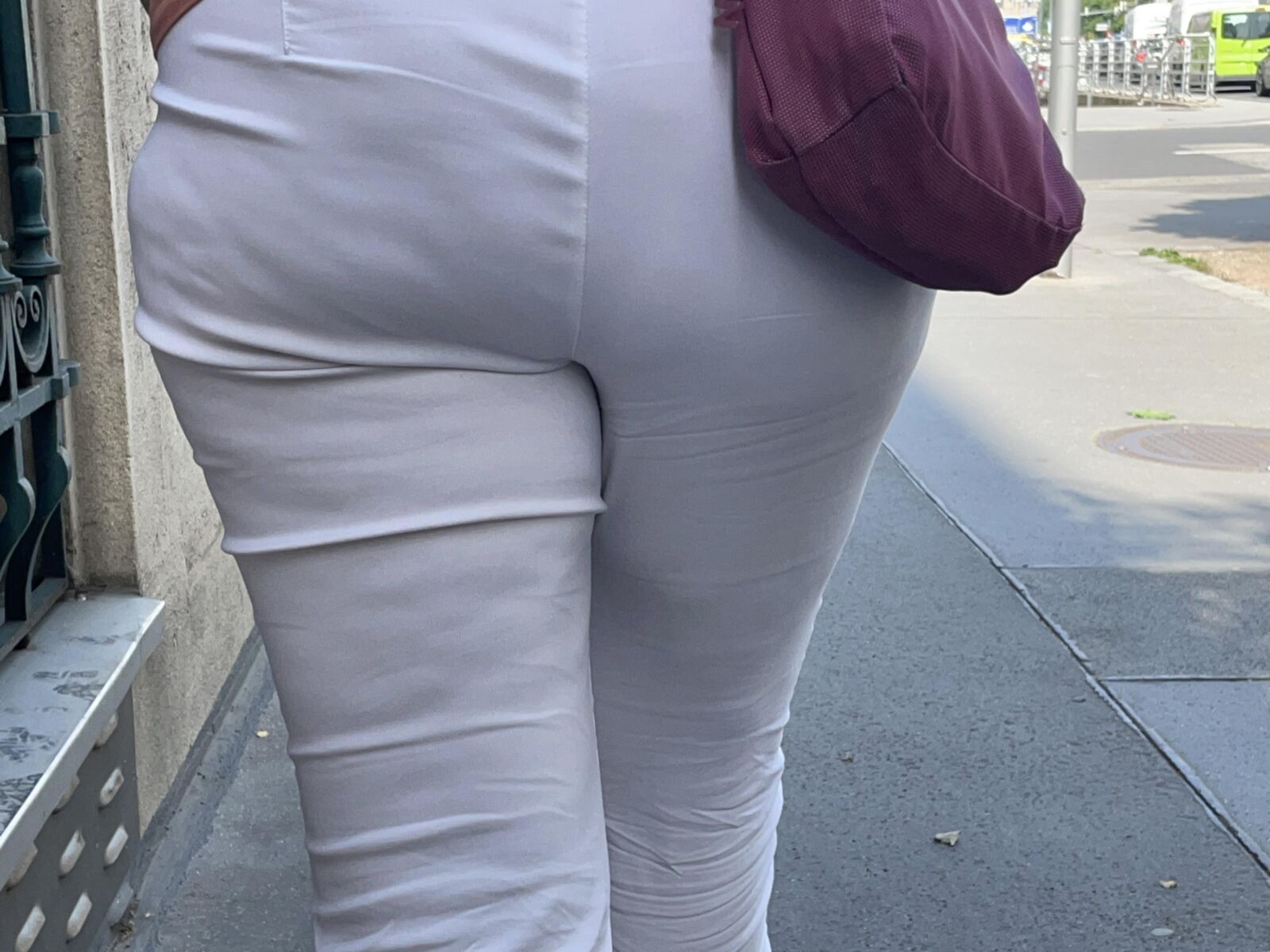 Задница откровенна в белом
