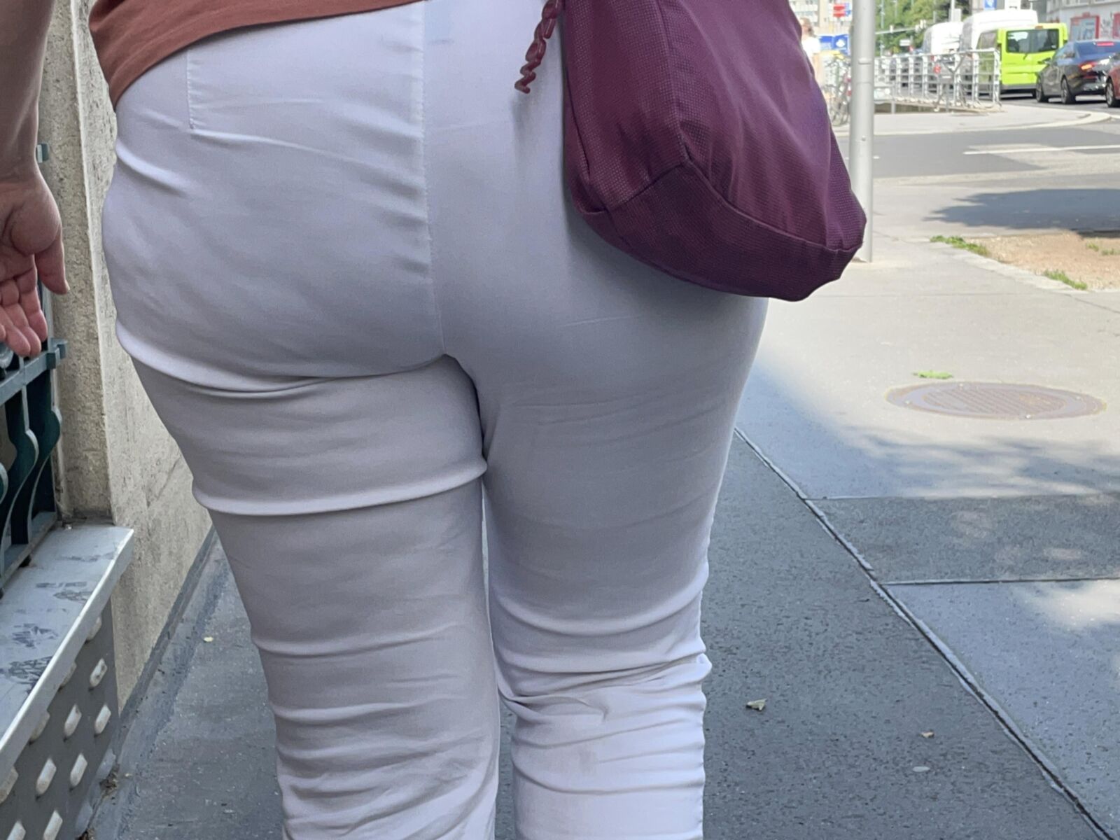Задница откровенна в белом