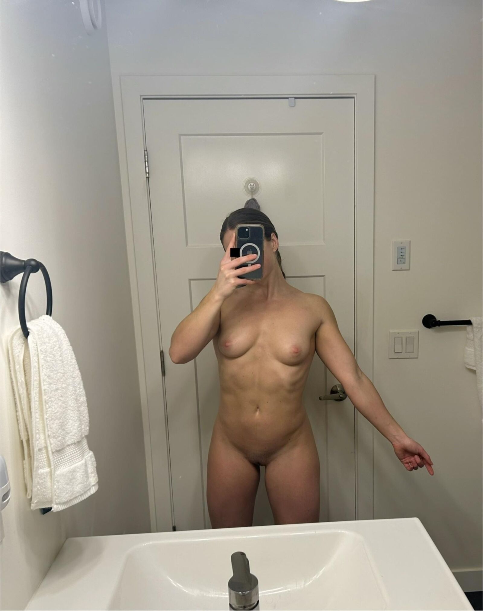 Adolescente de espejo desnudo