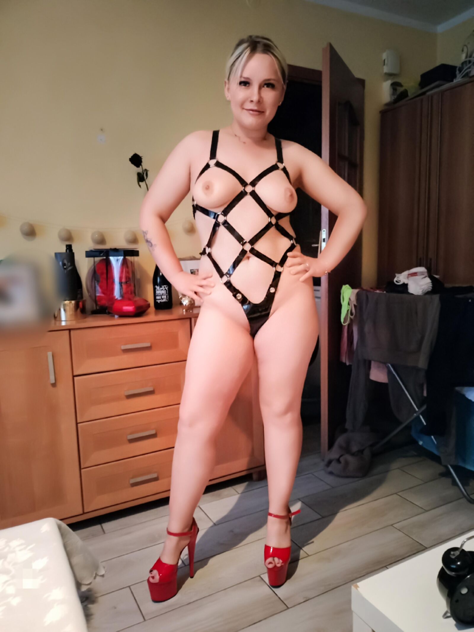 ビジネスの服装の妻ベティ。