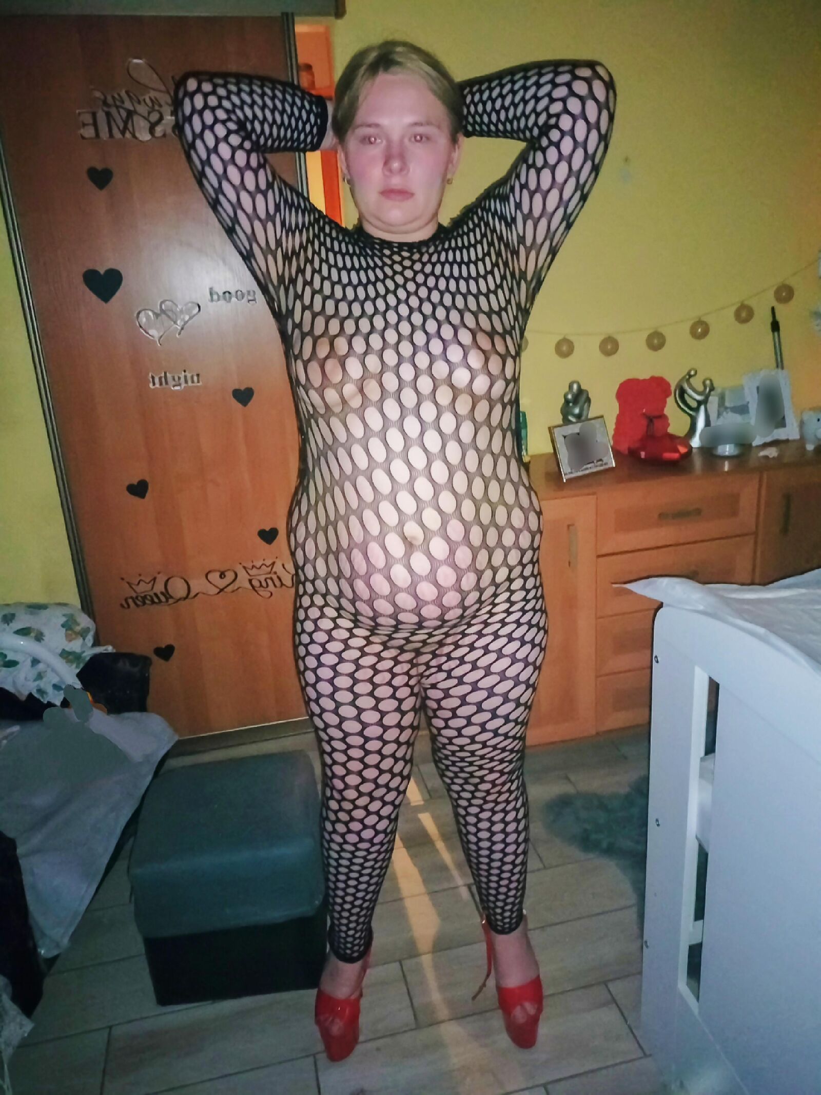 ビジネスの服装の妻ベティ。
