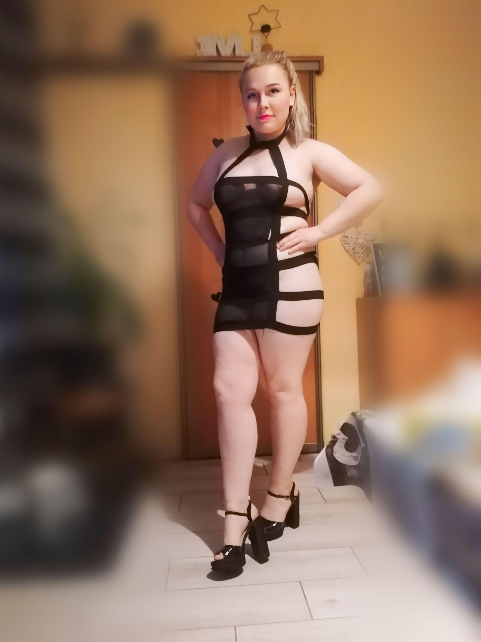 ビジネスの服装の妻ベティ。