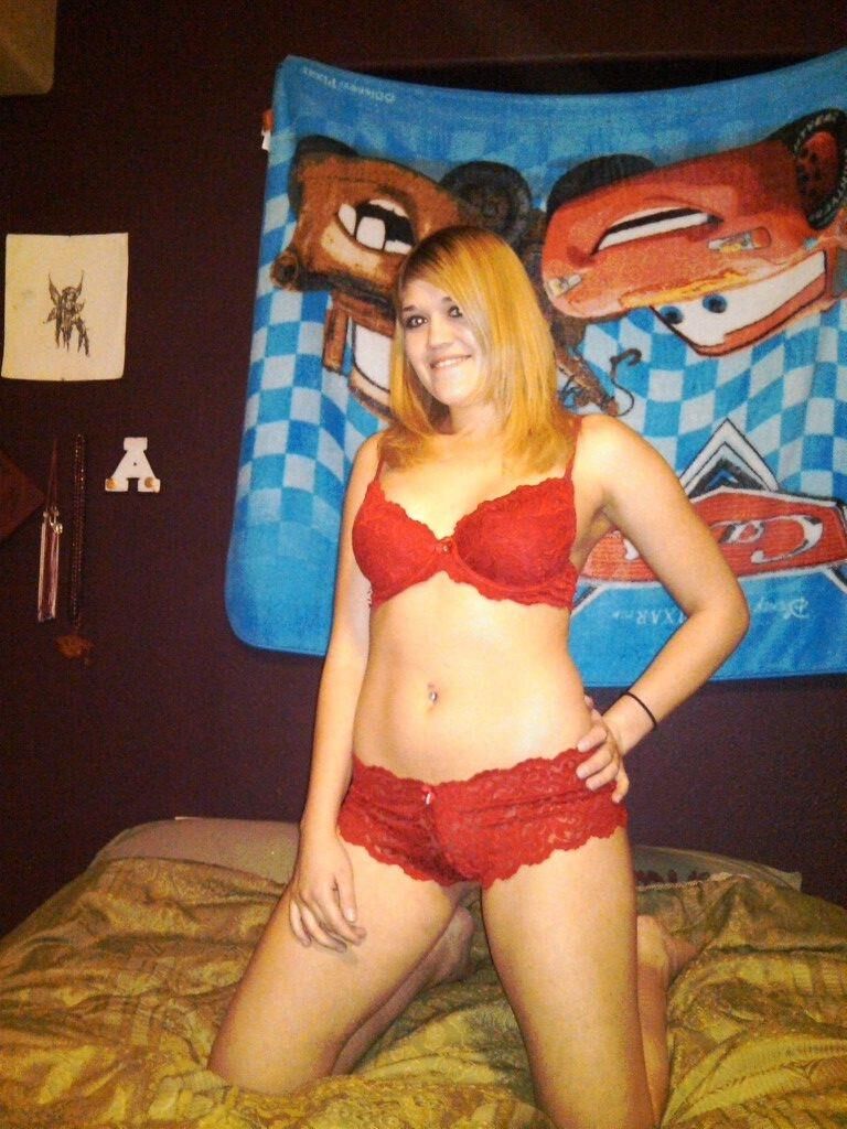 Lindo adolescente posando en casa
