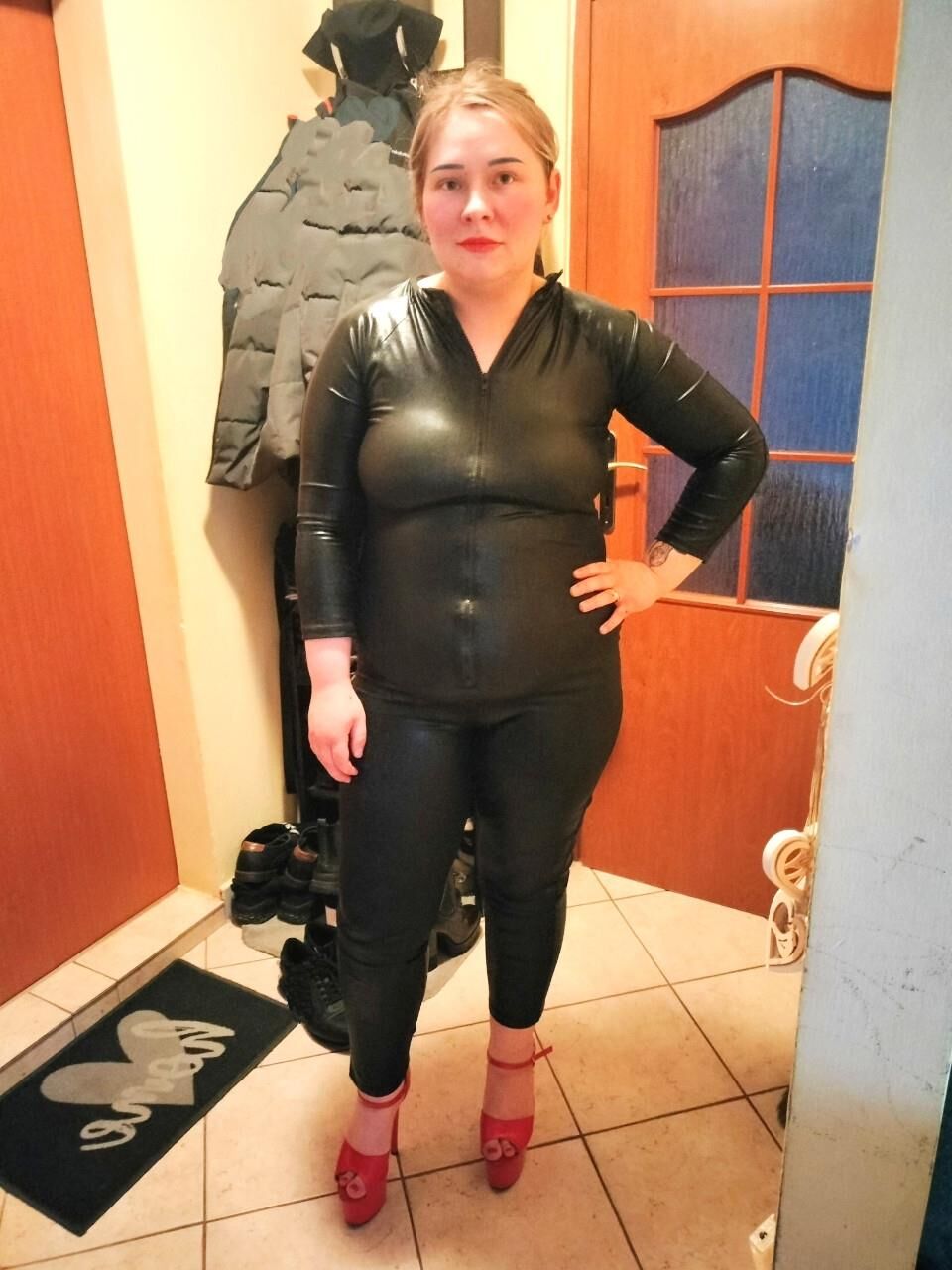ビジネスの服装の妻ベティ。