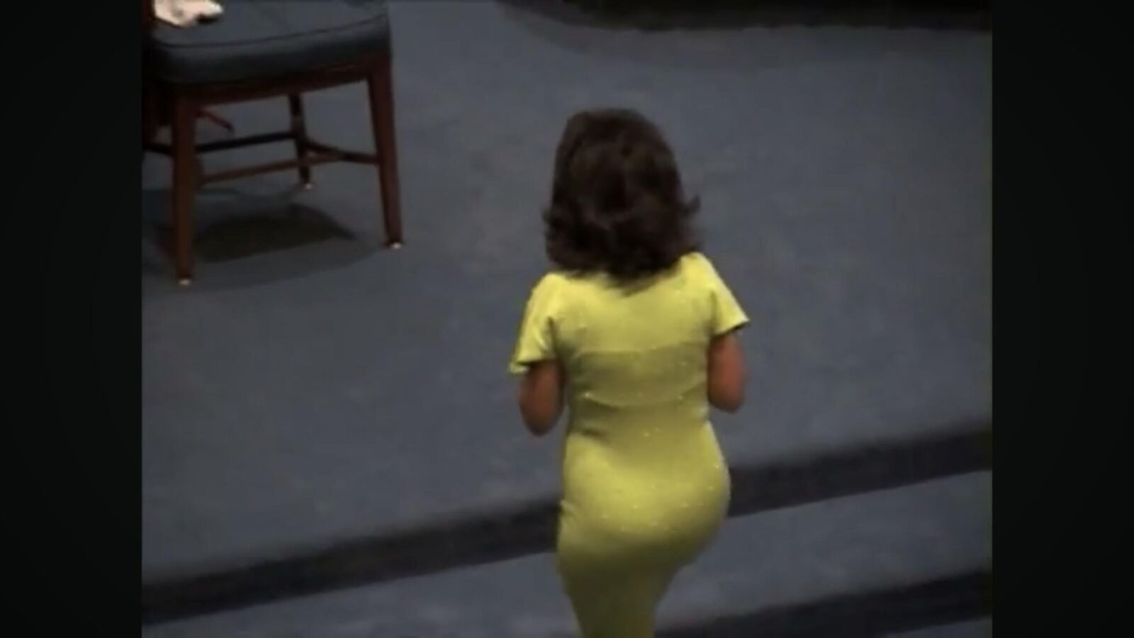 Darlene Bishop Ass dans une robe serrée
