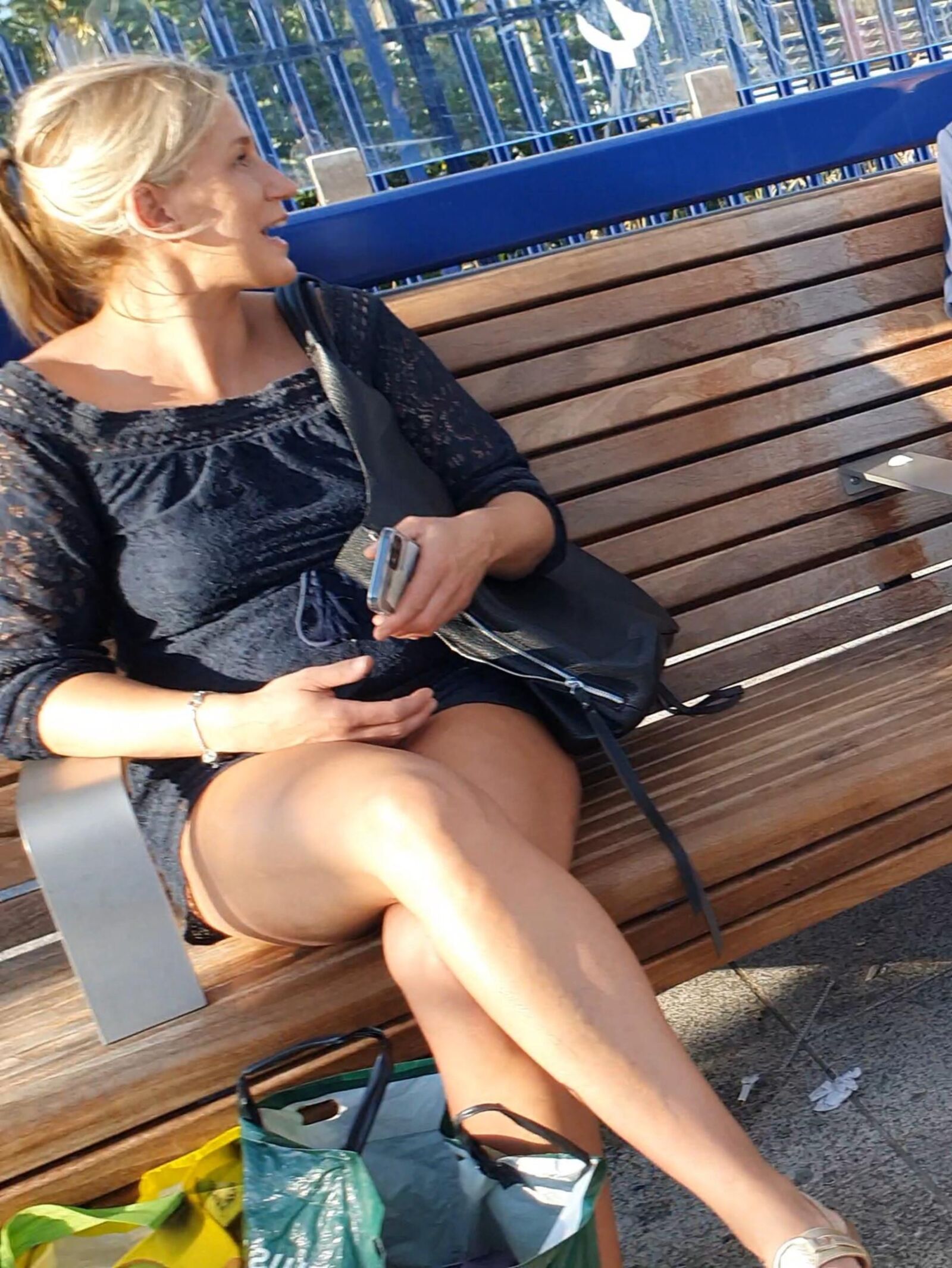 [CANDID] Blonde Milf exibe pernas longas