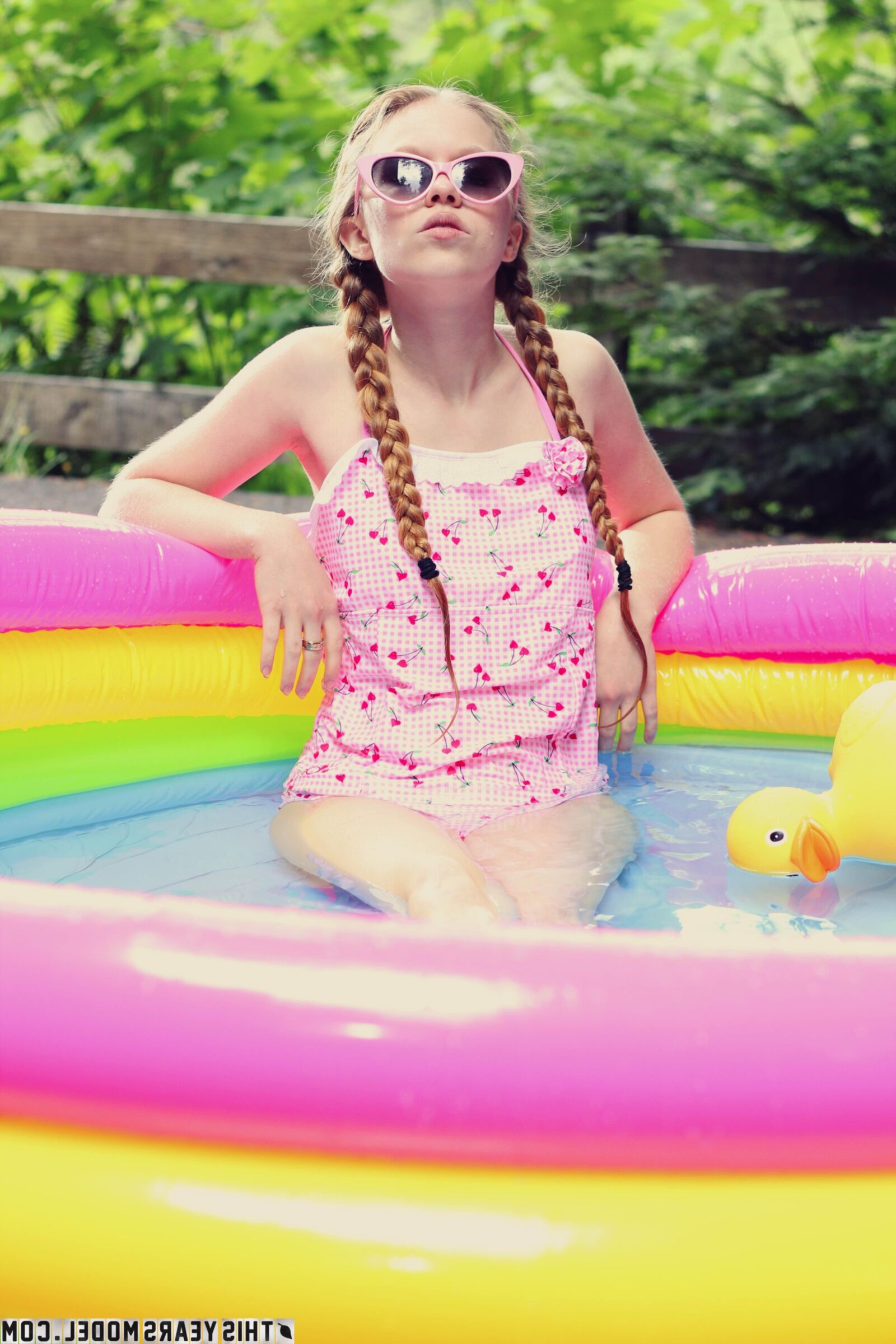 Dolly tomando banho na piscina