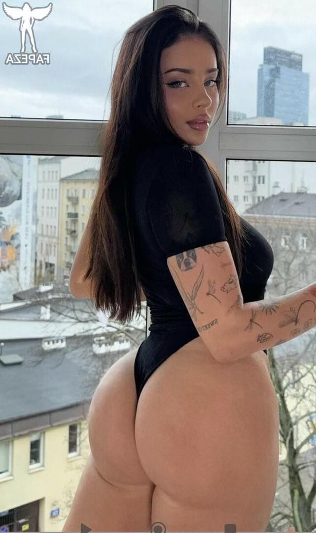 Polonês adolescente sexy com seios grandes