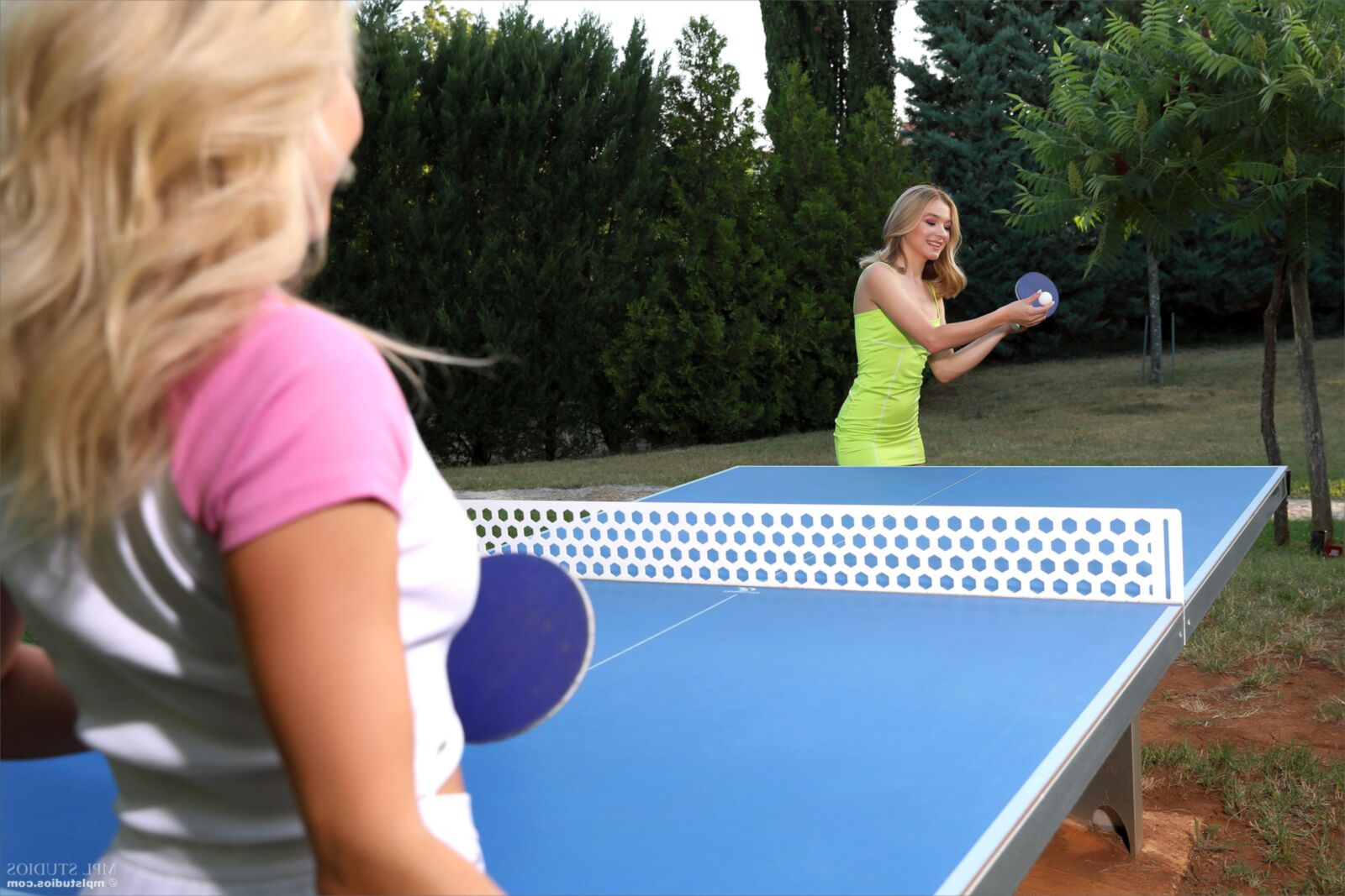 Stefani e Cara Mell Tennis Blondes