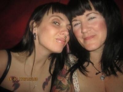 Morena bigittited com tatuagem de braço