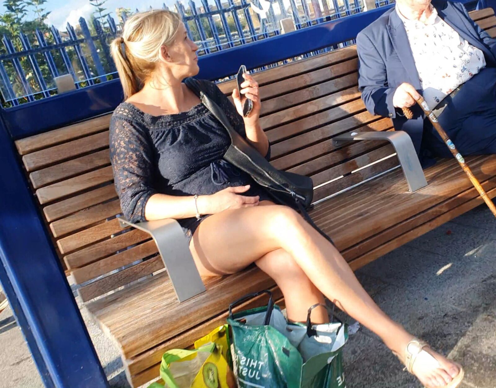 [CANDID] Blonde Milf exibe pernas longas