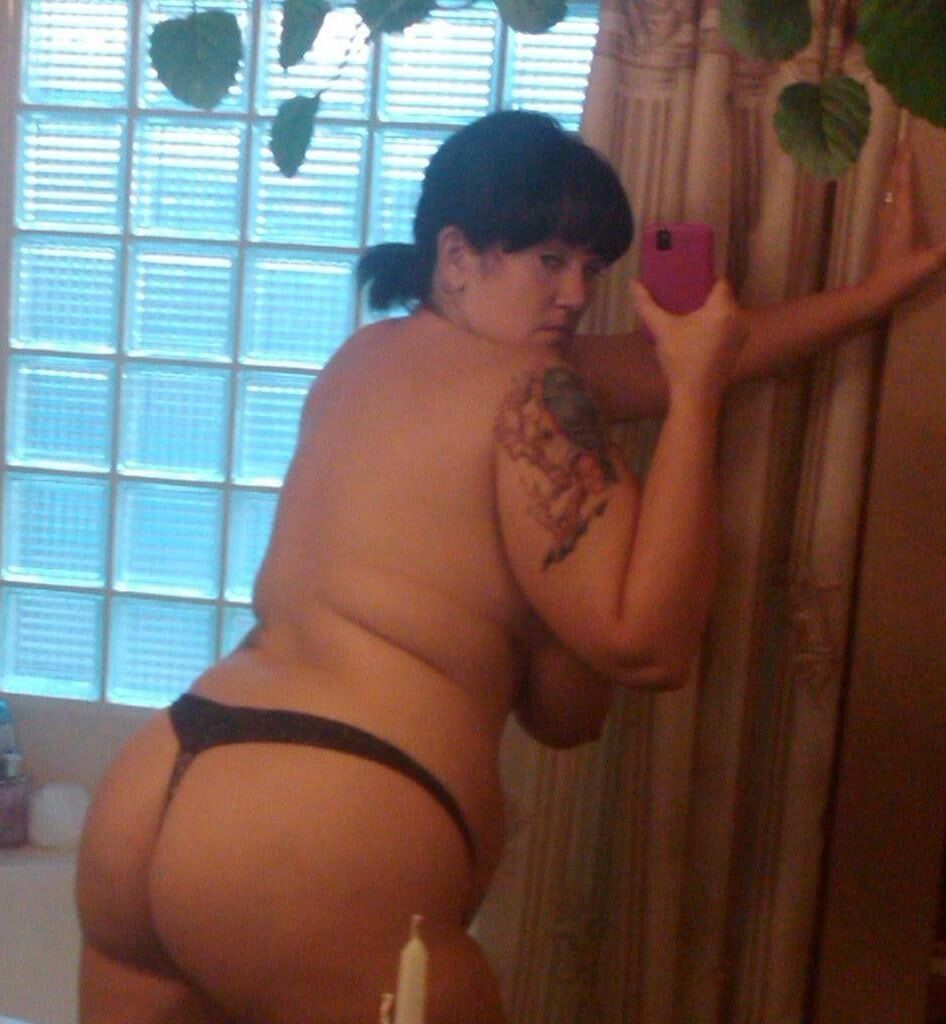 Morena bigittited com tatuagem de braço