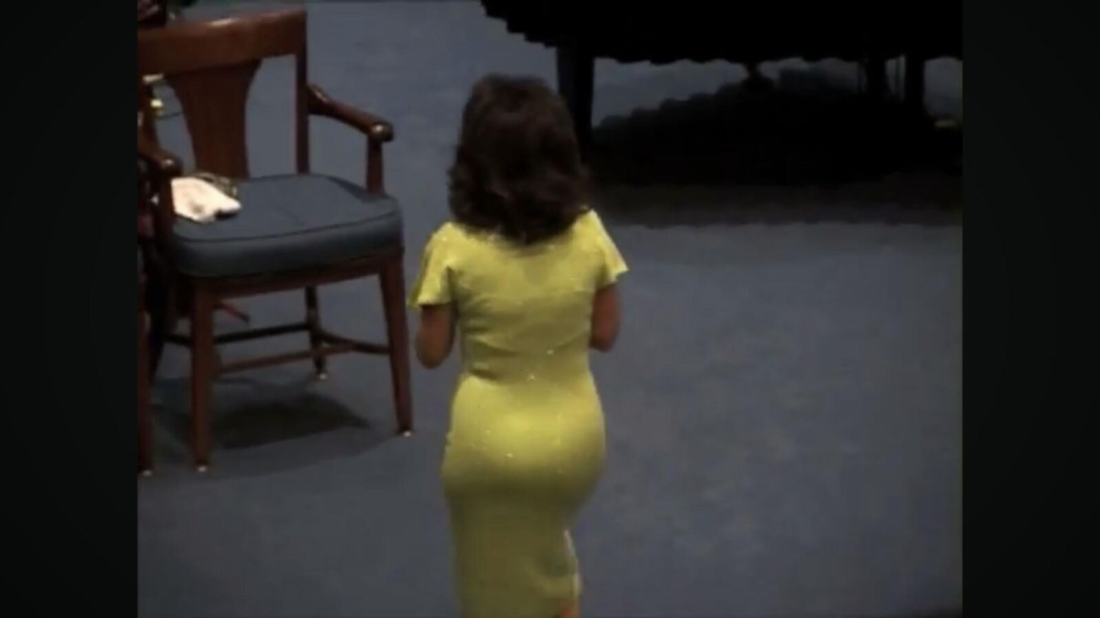 Darlene Bishop Ass dans une robe serrée
