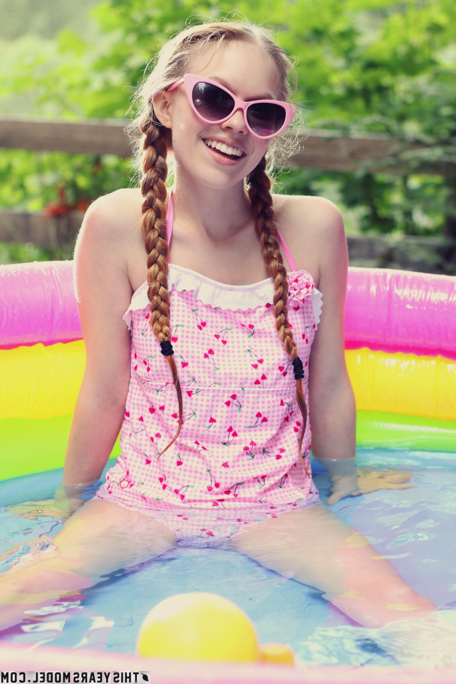 Dolly tomando banho na piscina