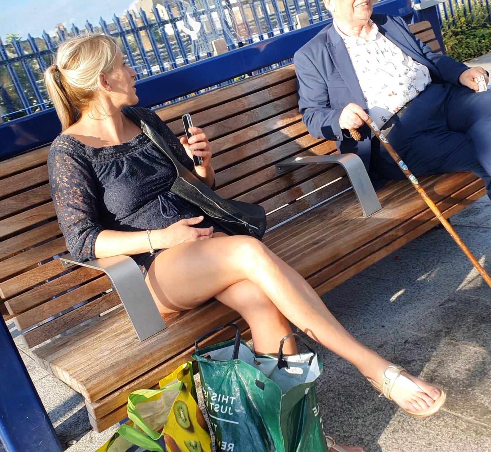 [CANDID] Blonde Milf exibe pernas longas