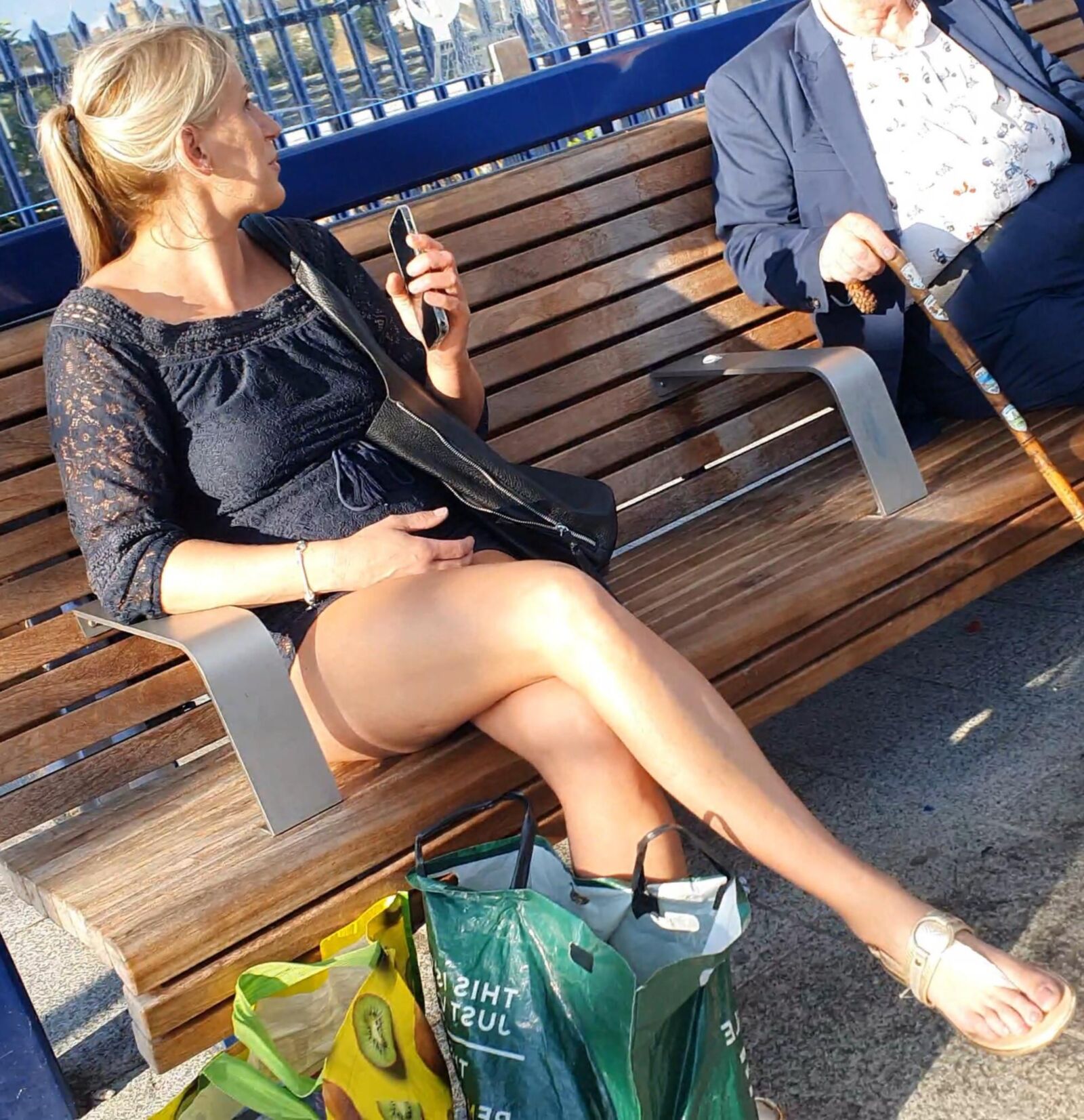 [CANDID] Blonde Milf exibe pernas longas