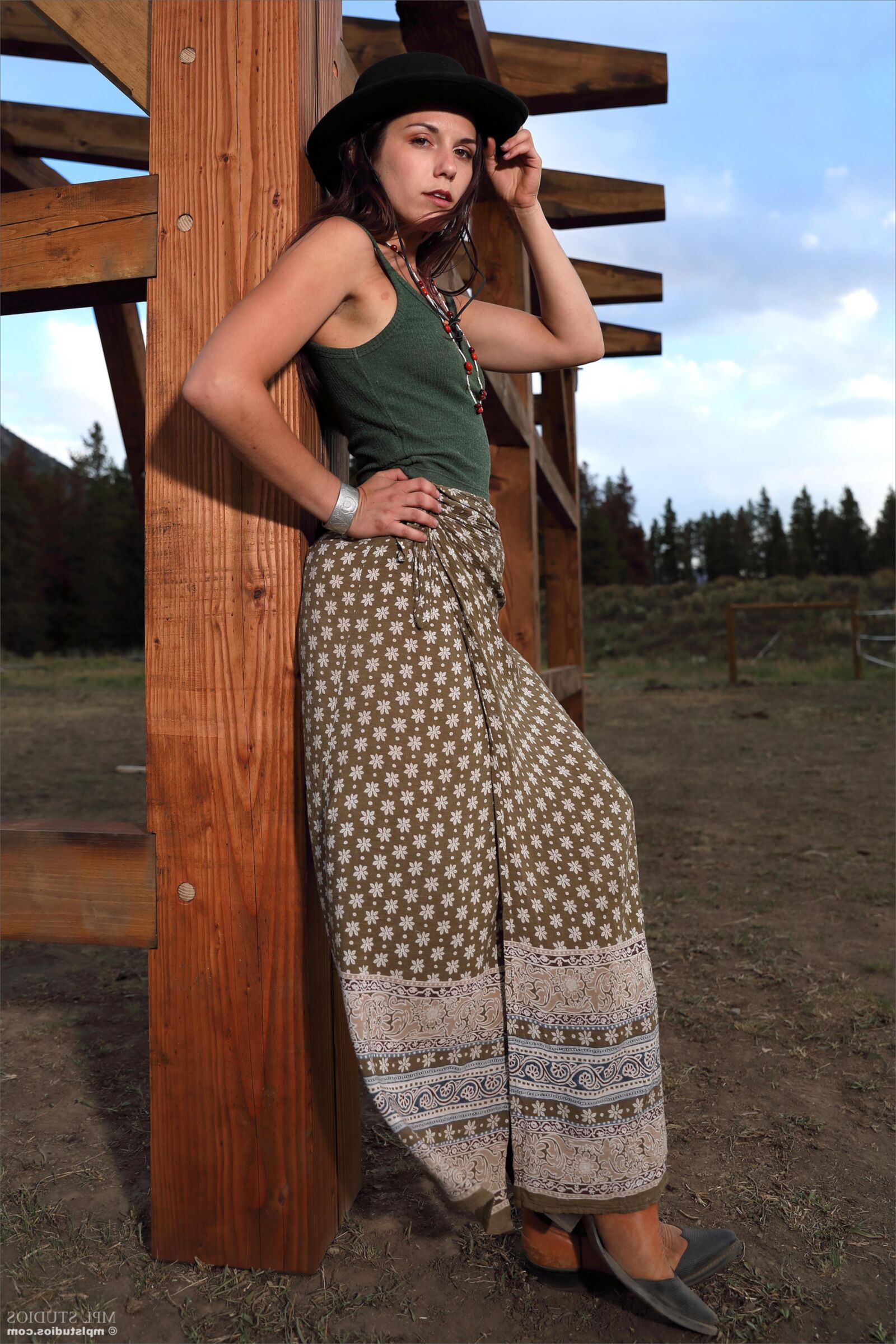 Elena Holzrahmen (NN)