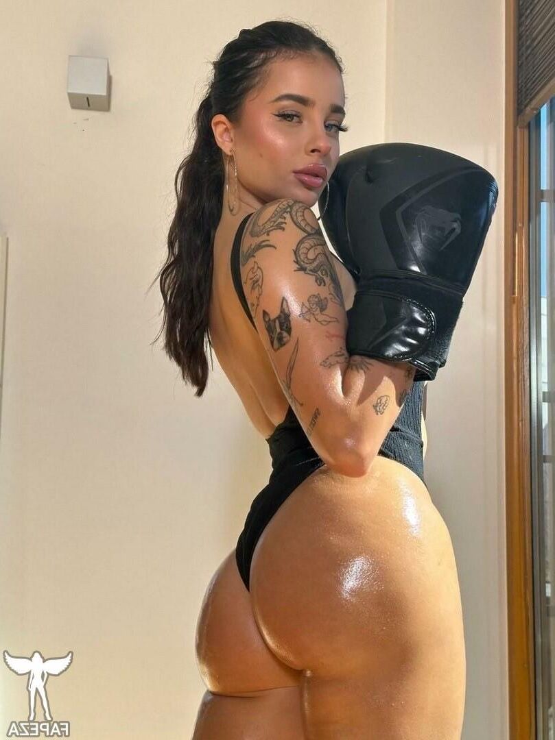 Polonês adolescente sexy com seios grandes