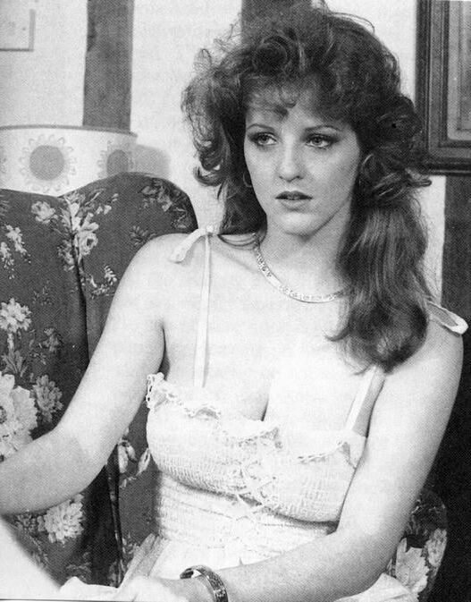 Redhead de lareira de Janus Retro em vestido branco