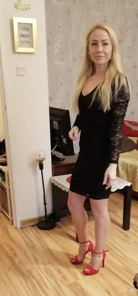 小さなおっぱいのセクシーなブロンドの熟女