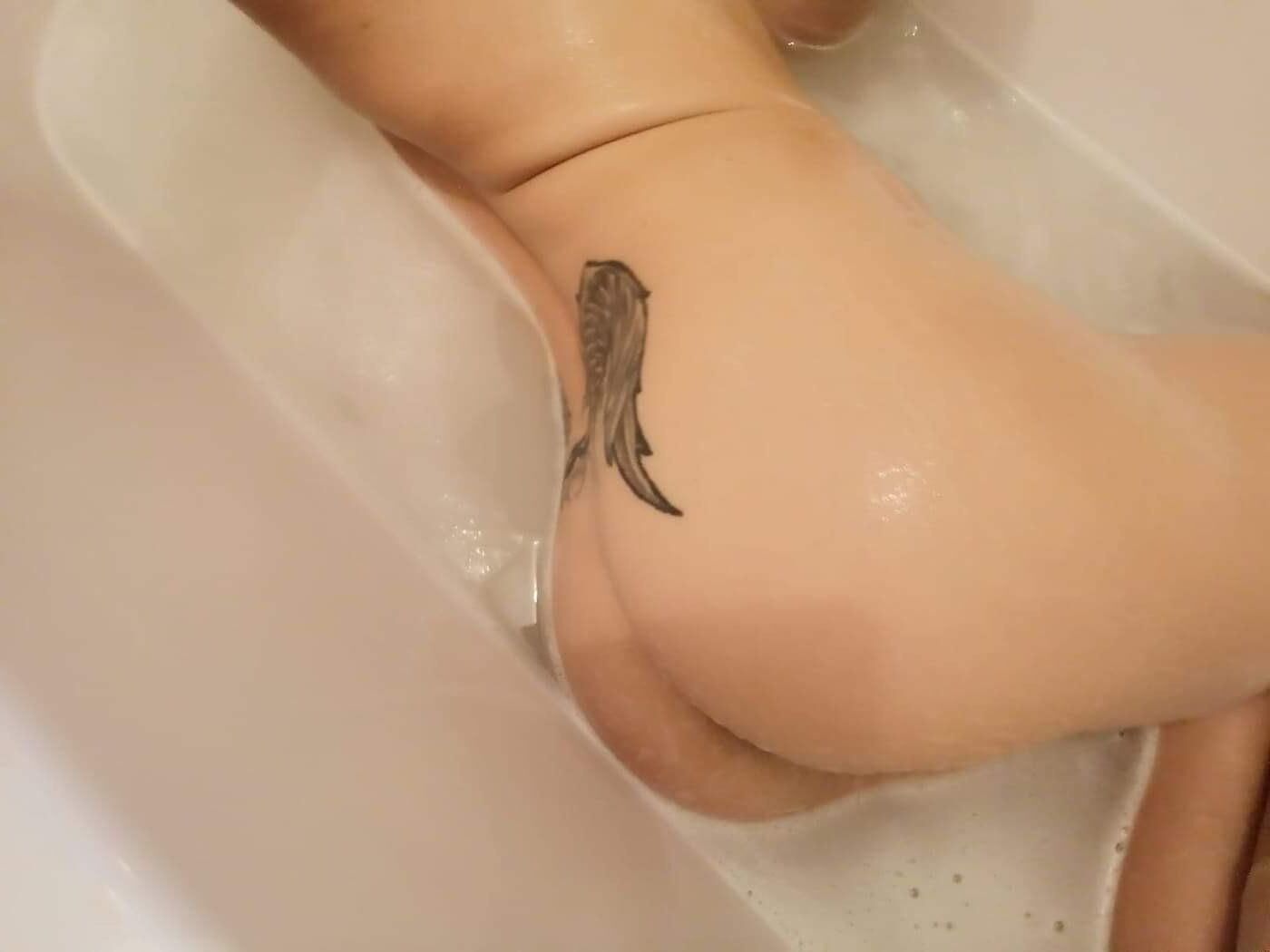 小さなおっぱいのセクシーなブロンドの熟女
