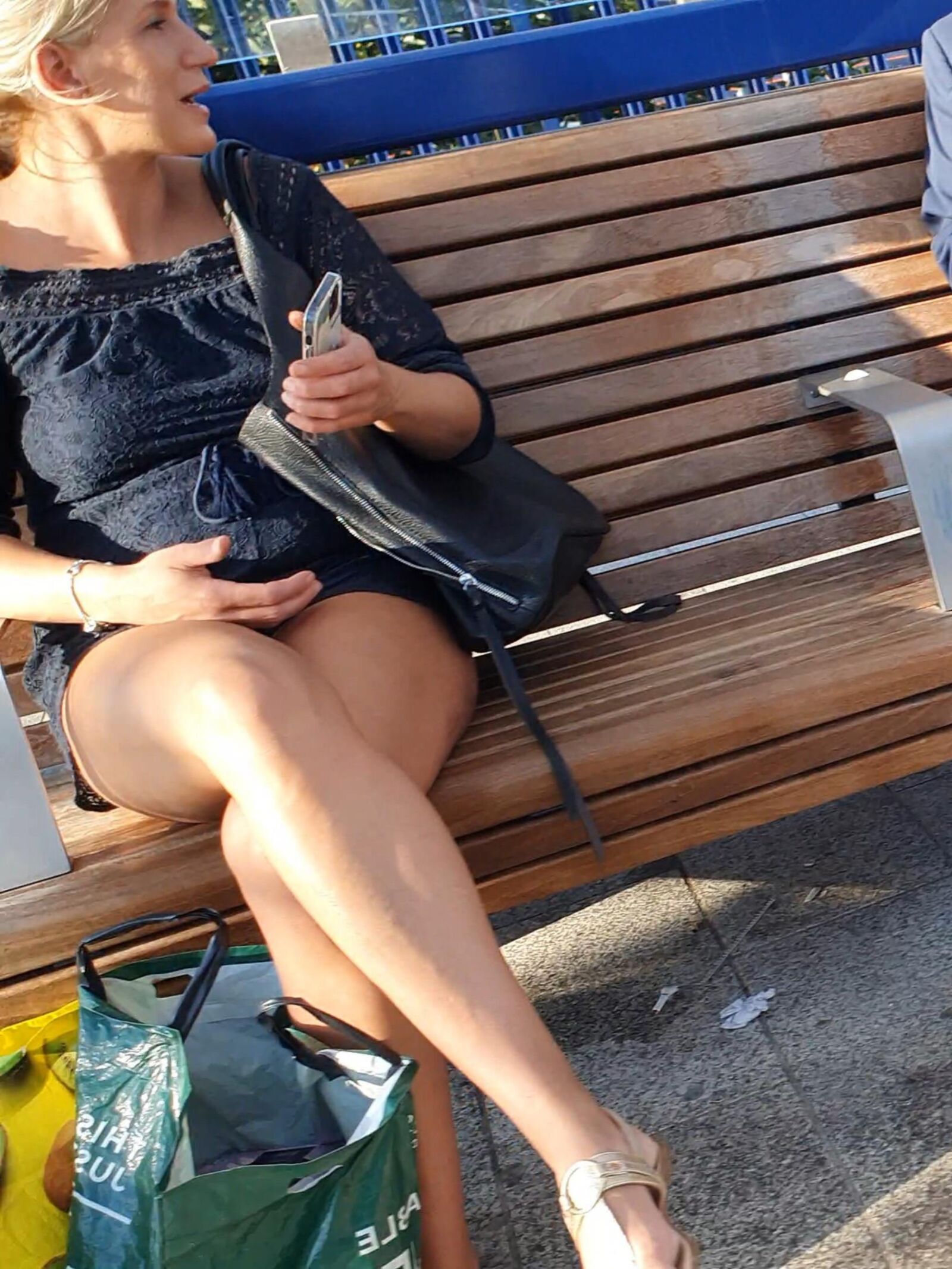 [CANDID] Blonde Milf exibe pernas longas
