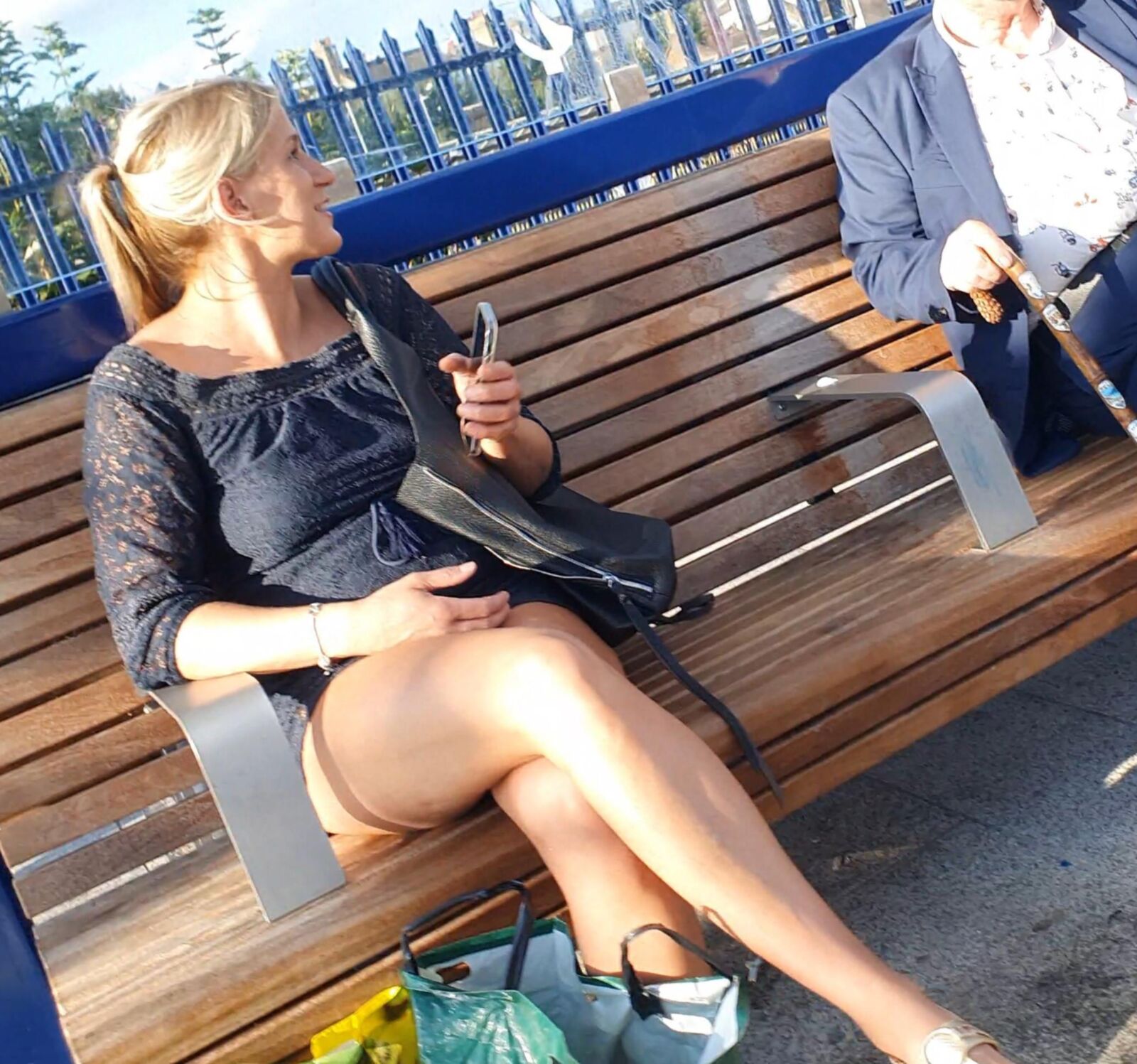 [CANDID] Blonde Milf exibe pernas longas