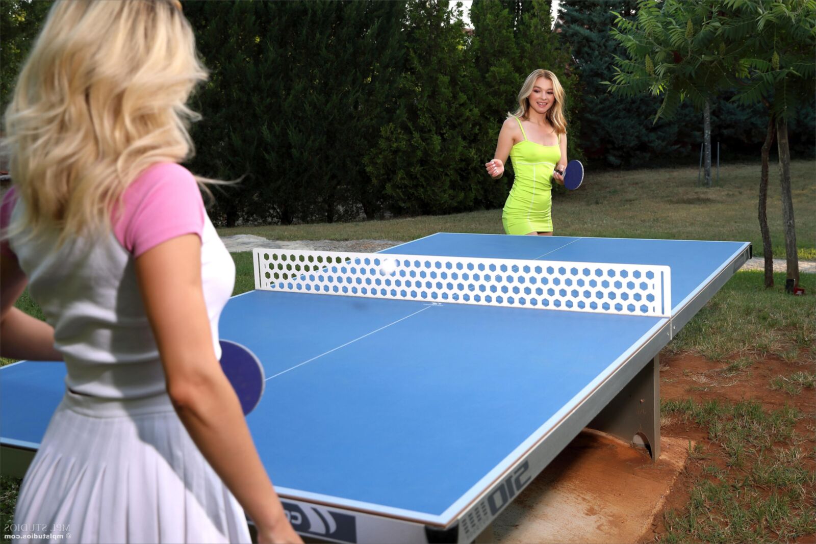 Stefani e Cara Mell Tennis Blondes