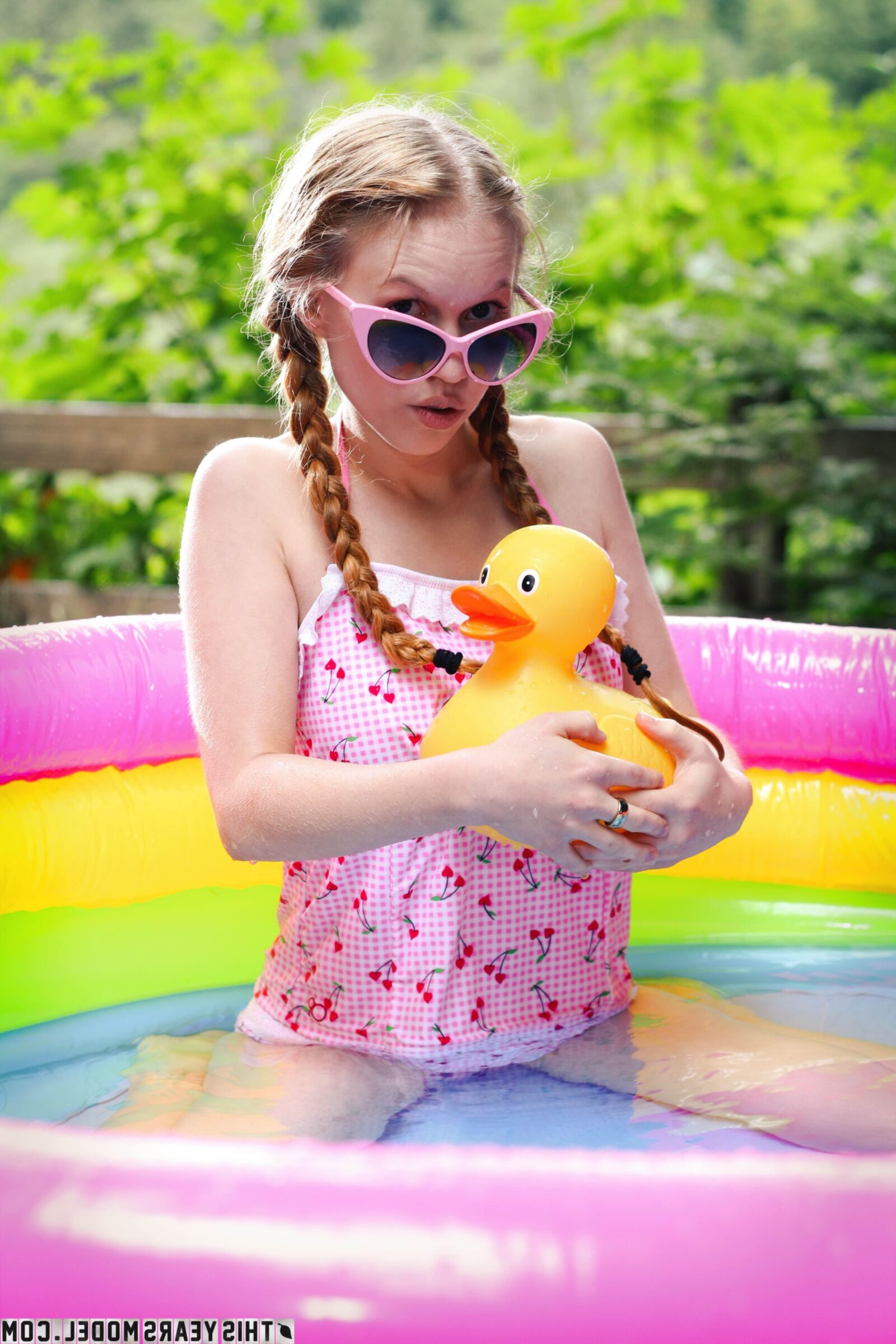 Dolly tomando banho na piscina