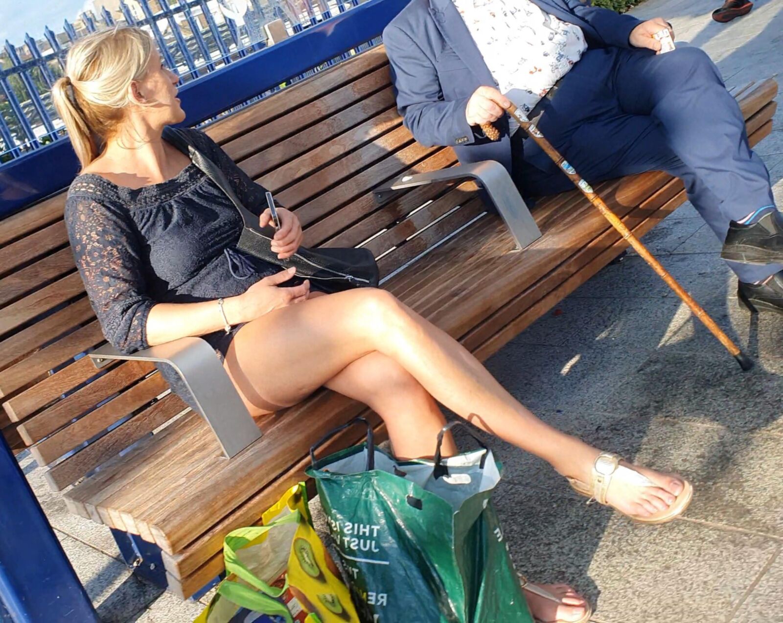 [CANDID] Blonde Milf exibe pernas longas