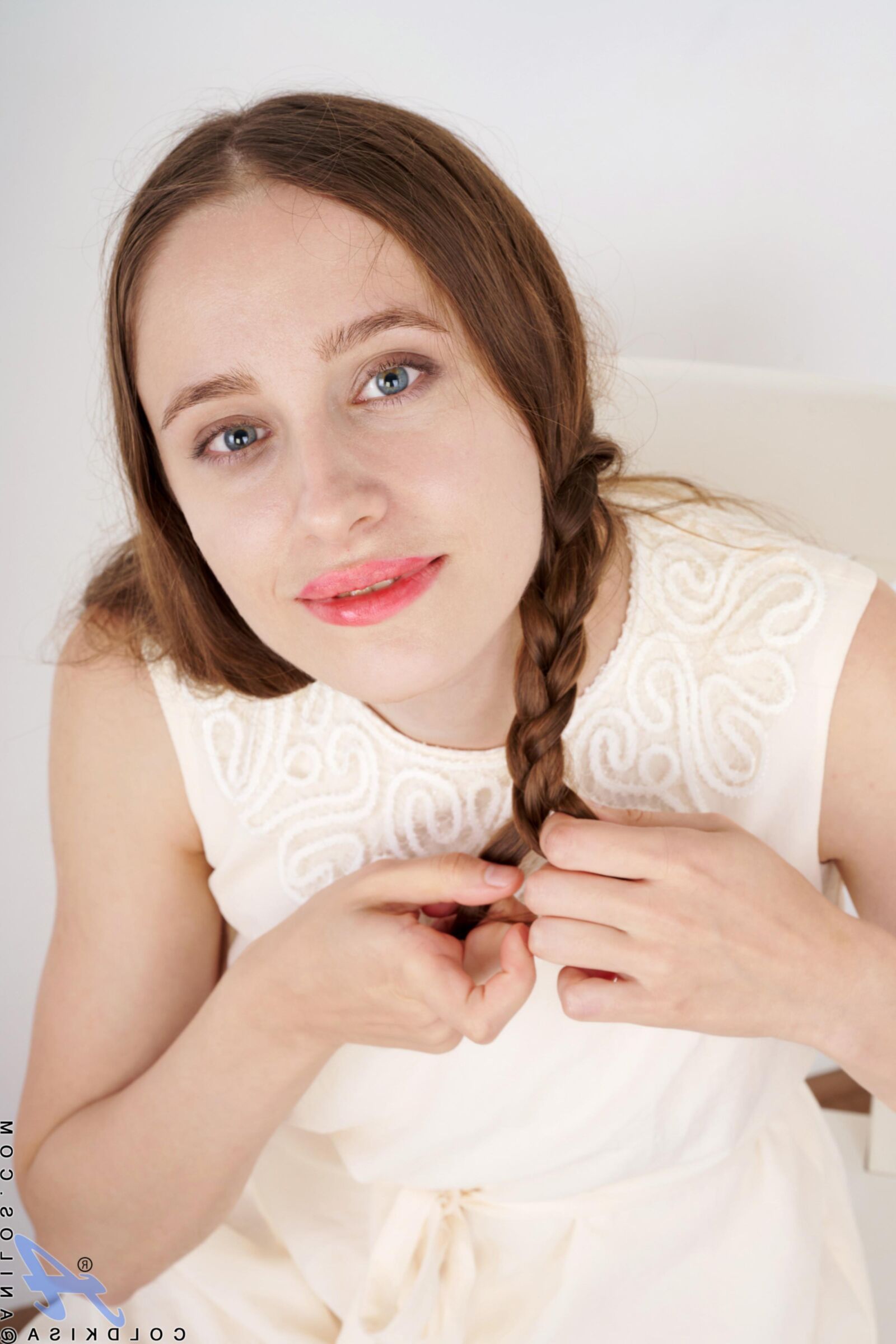 Coldkisa yo sexy milf wird nackt und posiert