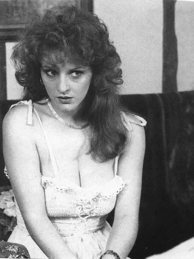 Redhead de lareira de Janus Retro em vestido branco