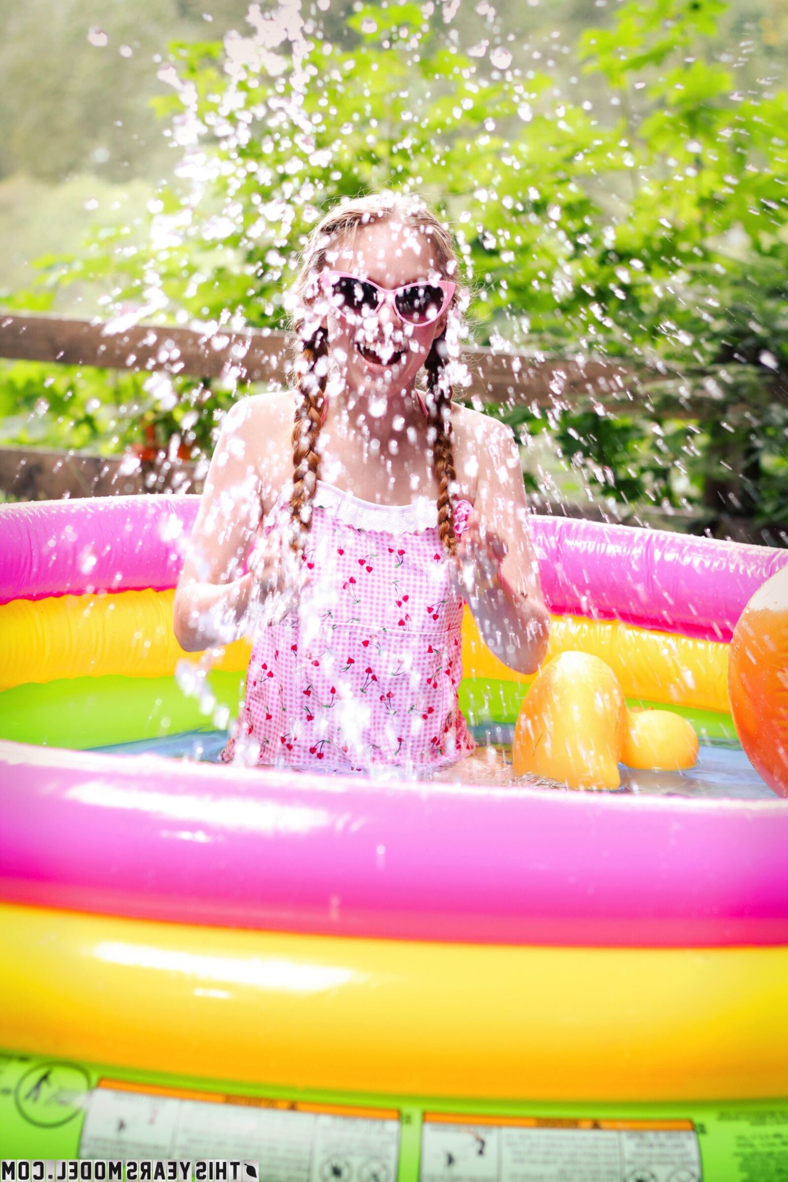Dolly tomando banho na piscina