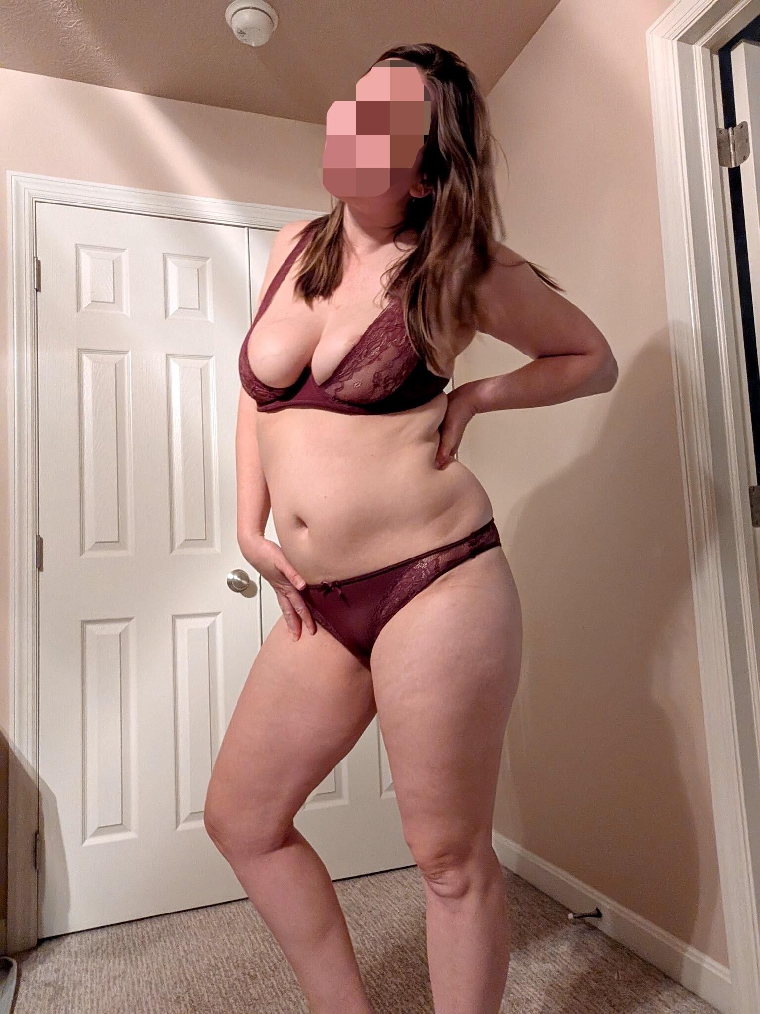 Esposa dentro e fora de uma roupa sexy de lingerie da Borgonha