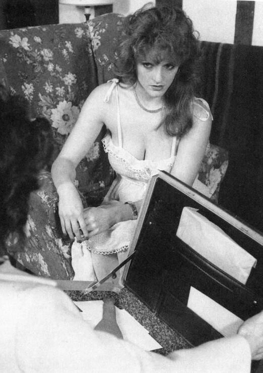 Redhead de lareira de Janus Retro em vestido branco