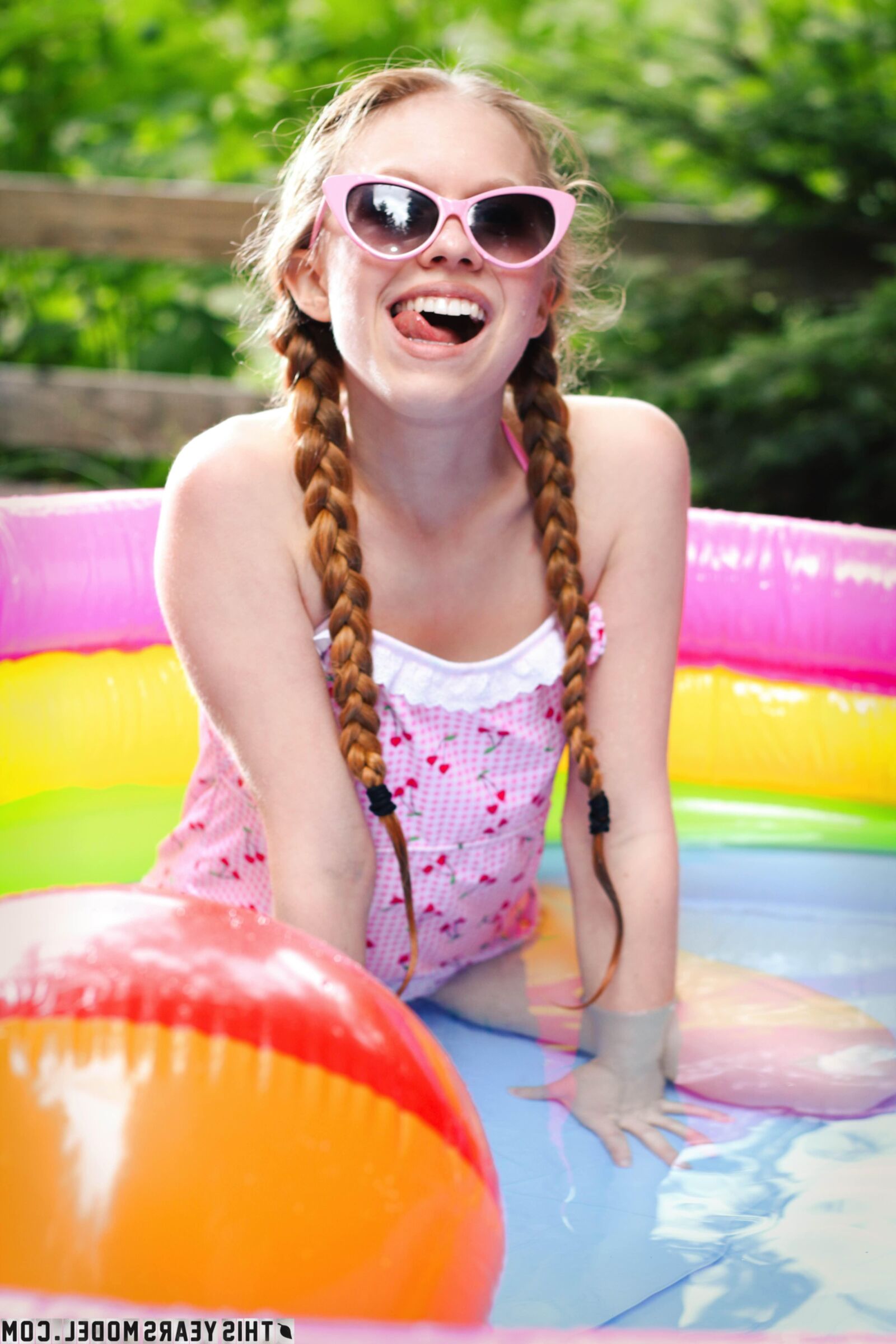 Dolly tomando banho na piscina