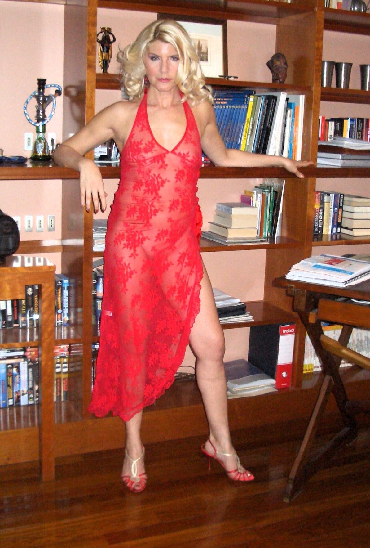 Meu longo vestido semi -transparente vermelho com fendas