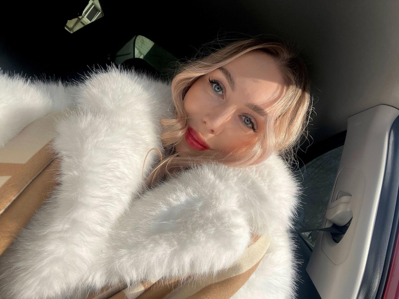 Selfie de uma bela prostituta loira