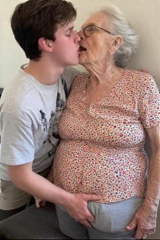 Grannies embrassant les petits-fils