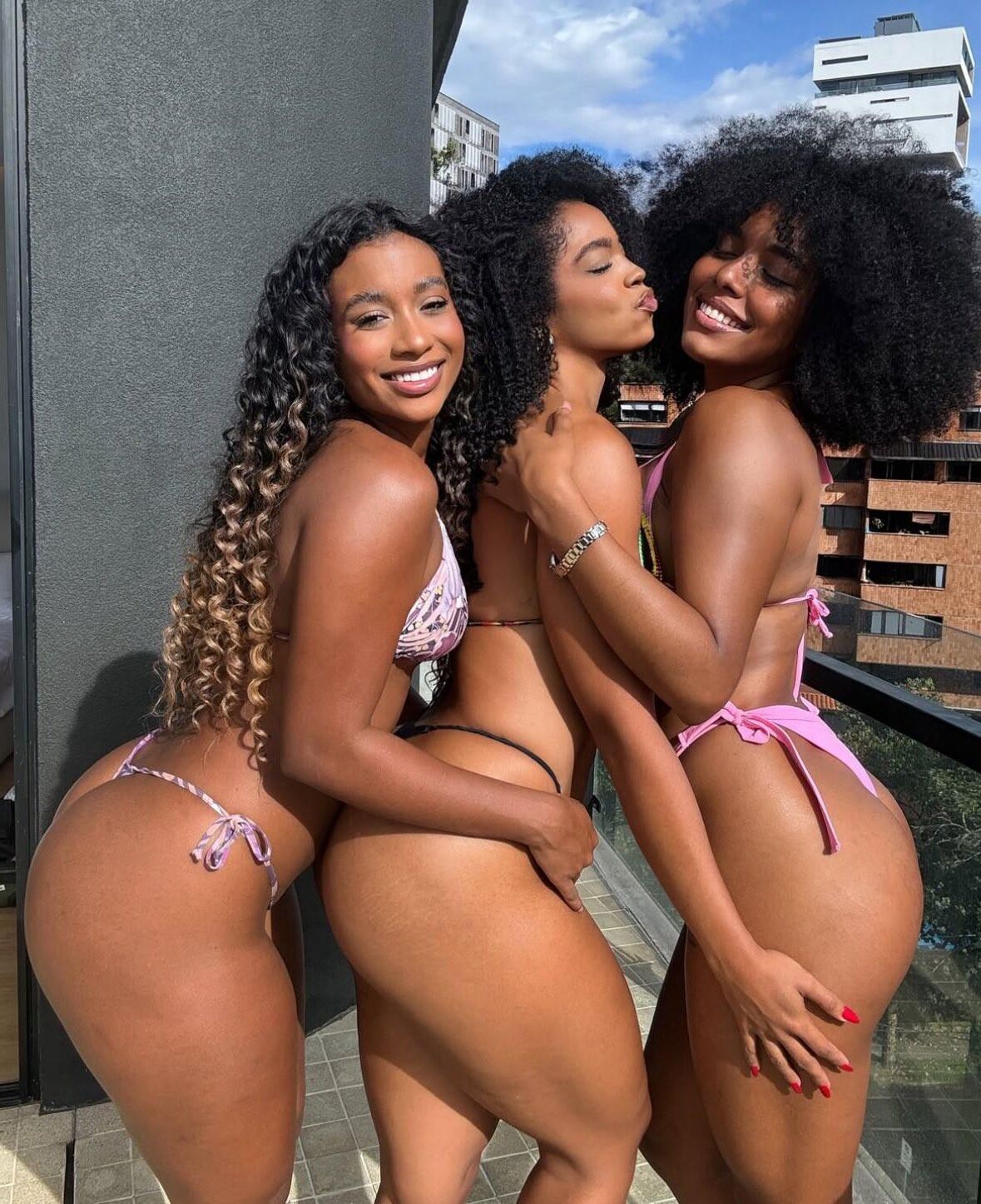 Superfine Hoes с убийственными телами обнаженными