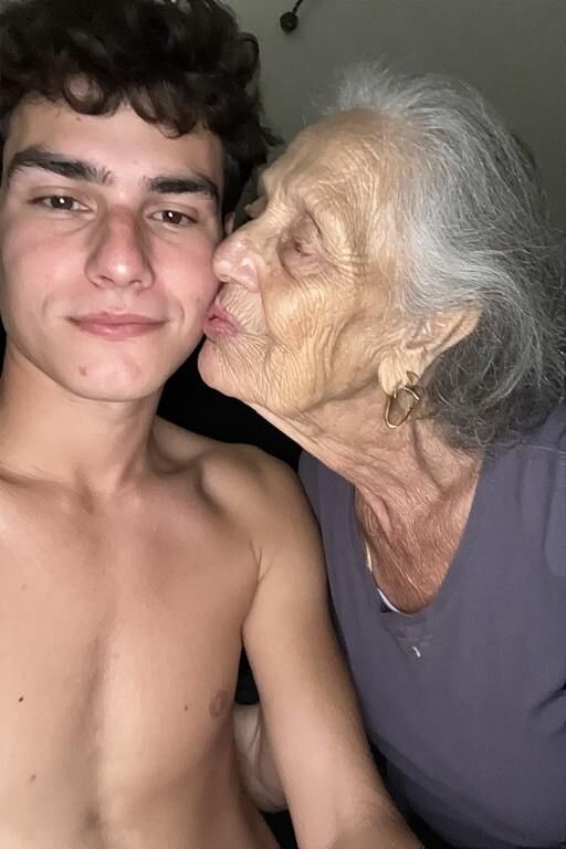 Grannies embrassant les petits-fils