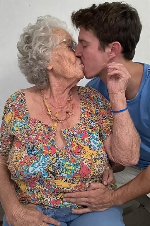 Grannies embrassant les petits-fils