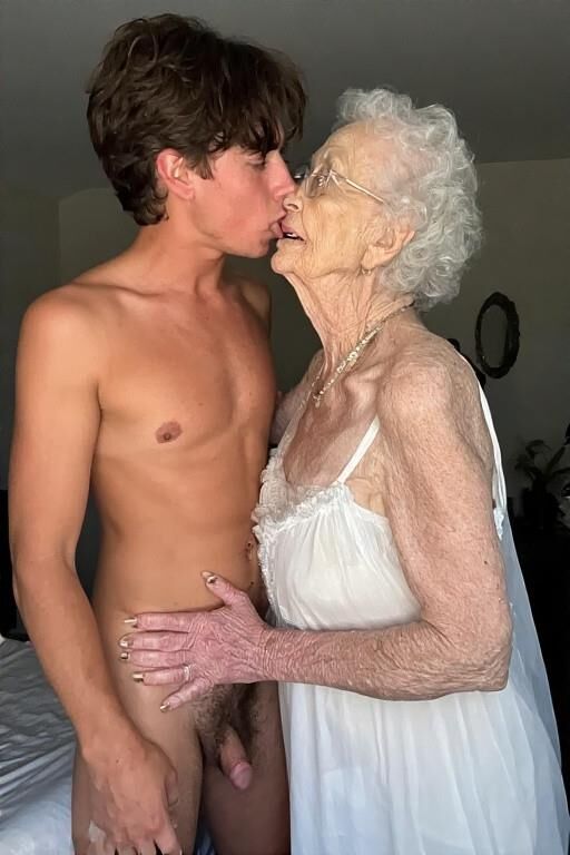 Grannies embrassant les petits-fils