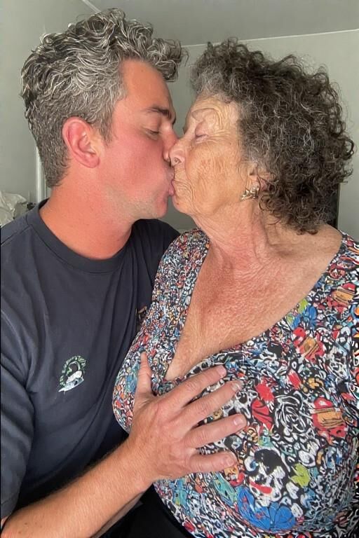 Grannies embrassant les petits-fils