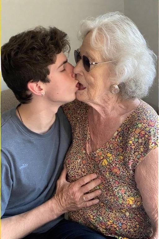 Grannies embrassant les petits-fils
