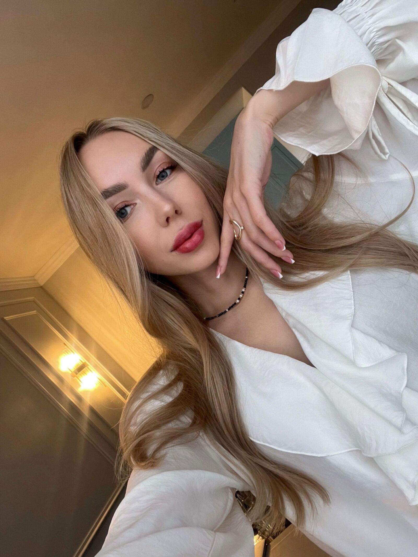 Selfie de uma bela prostituta loira