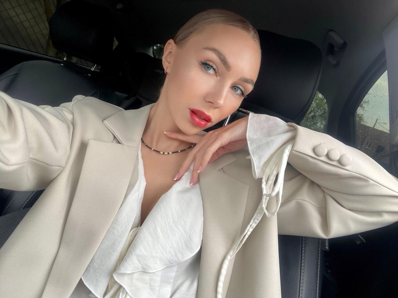Selfie de uma bela prostituta loira