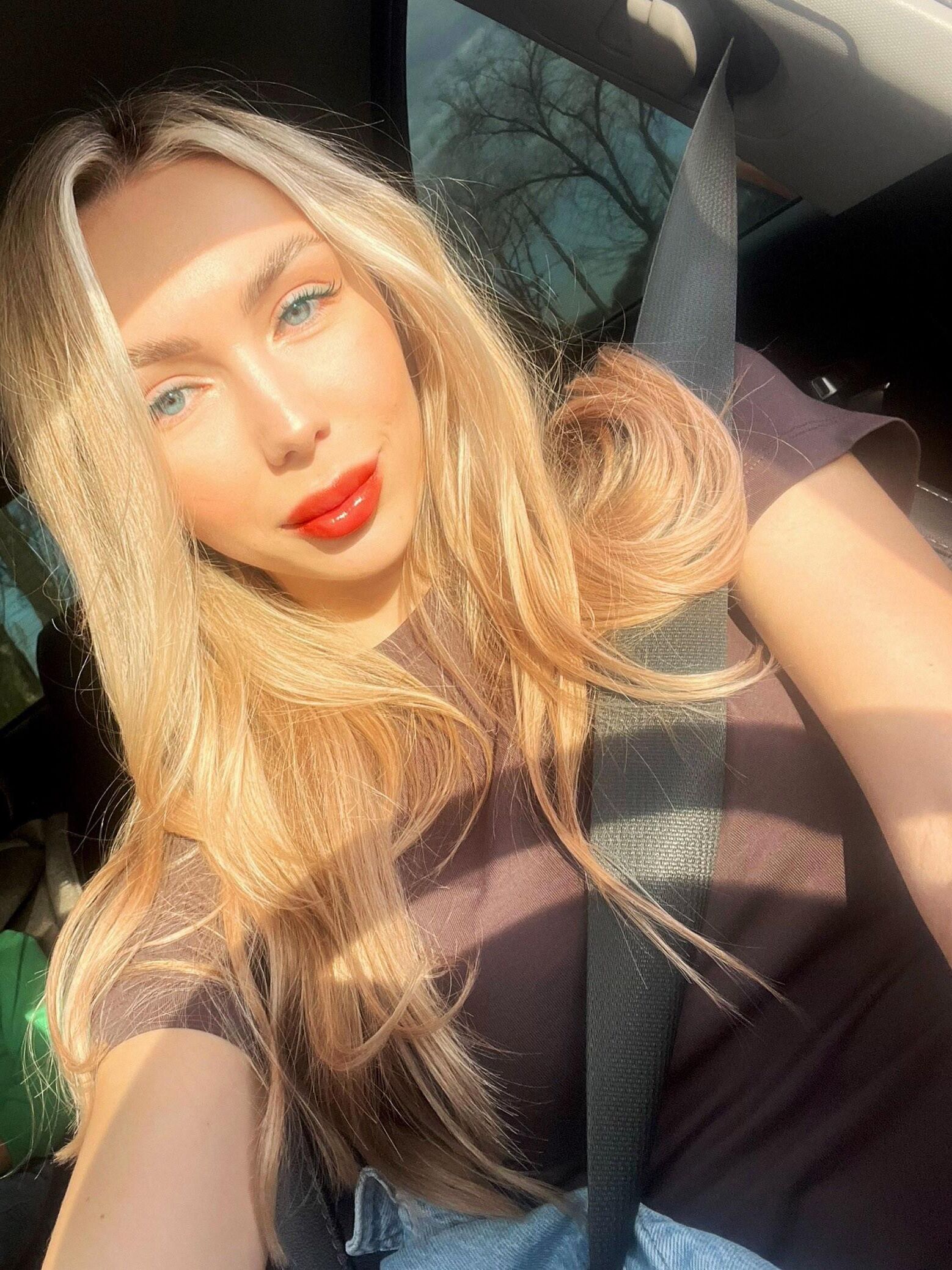 Selfie de uma bela prostituta loira