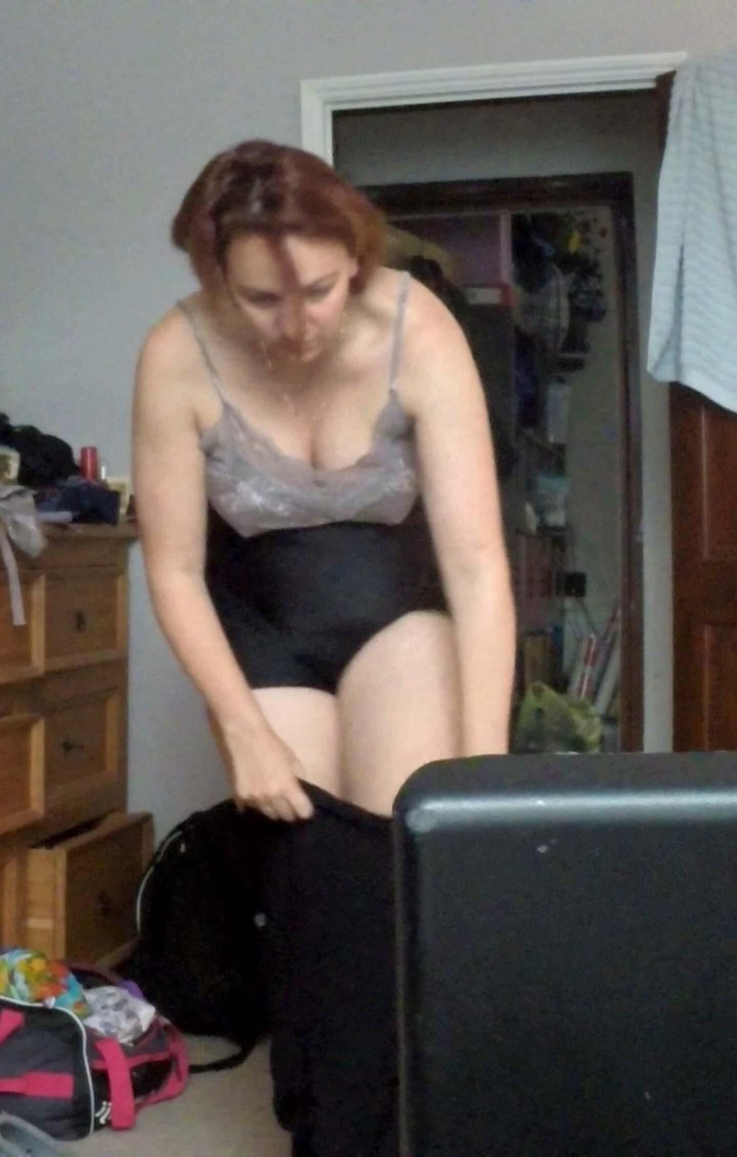 Desnuda la esposa preggo preparándose para nadar